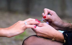 Lee más sobre el artículo Trucos para que tu manicure te dure más tiempo