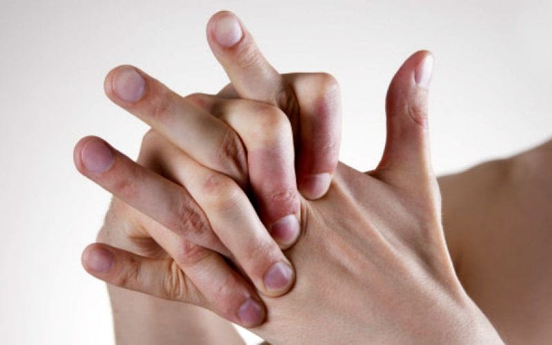 Cómo liberar emociones bloqueadas con masajes a los dedos de tus manos
